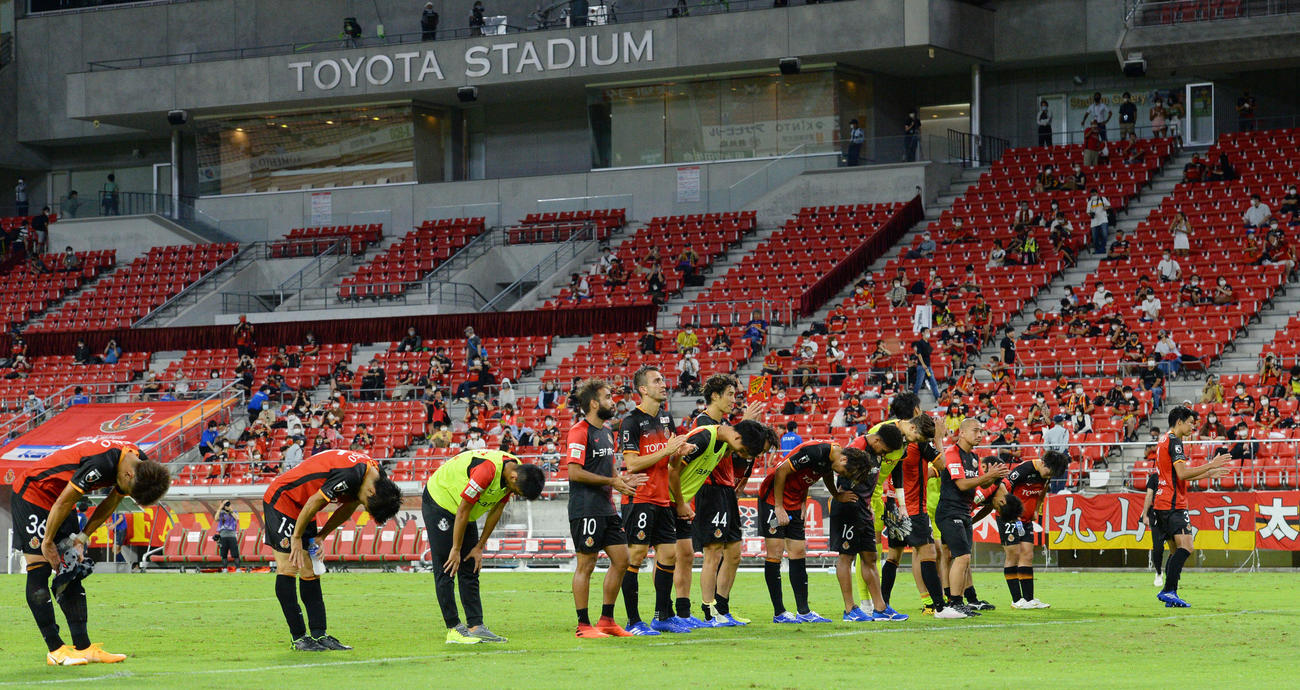 名古屋対鹿島　試合終了、サポーターに一礼する敗れた名古屋イレブン（撮影・森本幸一）
