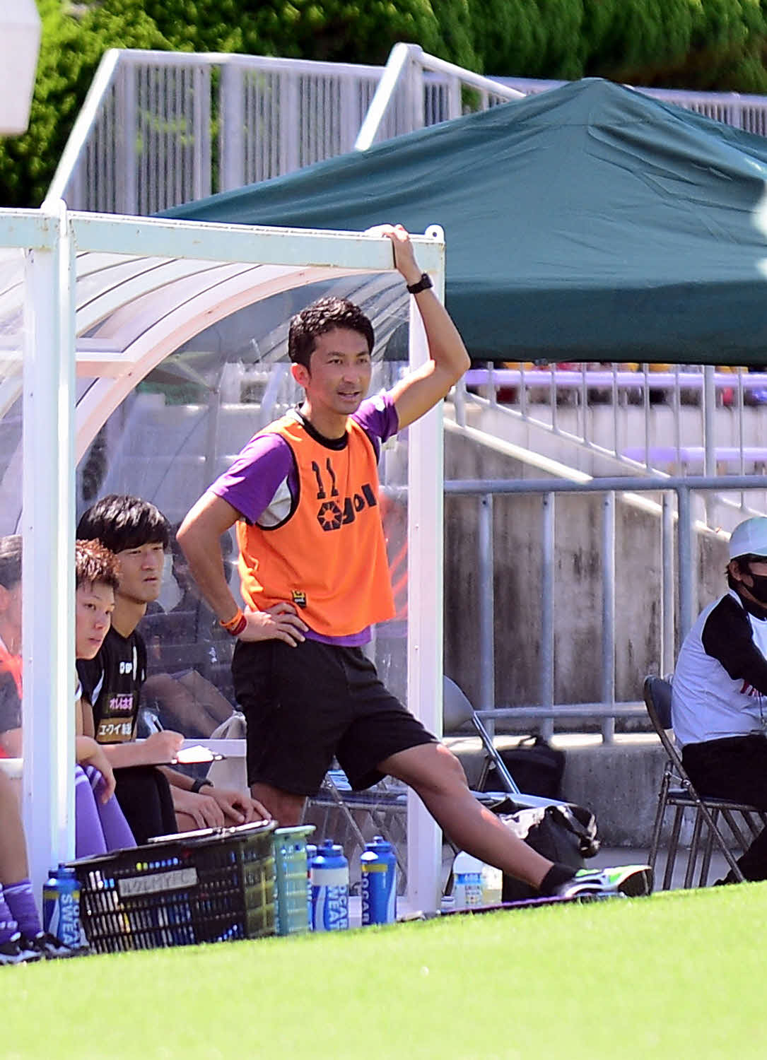 ベンチから戦況を見守るルクレMYFCの養父監督