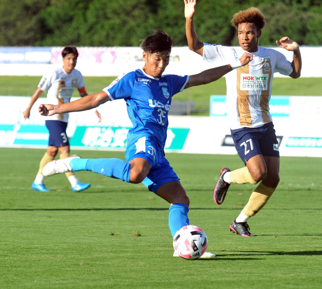 前半16分、先制点を決める沼津FW渡辺（中央）