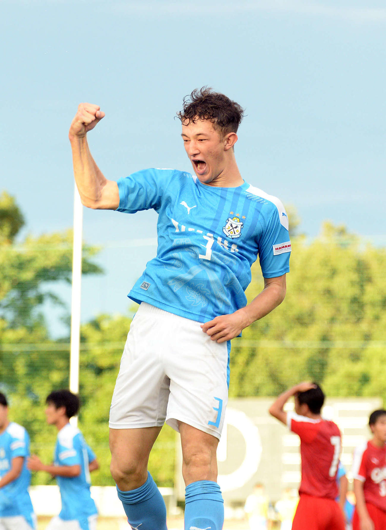 後半19分に自身2点目を決め、跳び上がってガッツポーズする磐田U－18DFパティソン