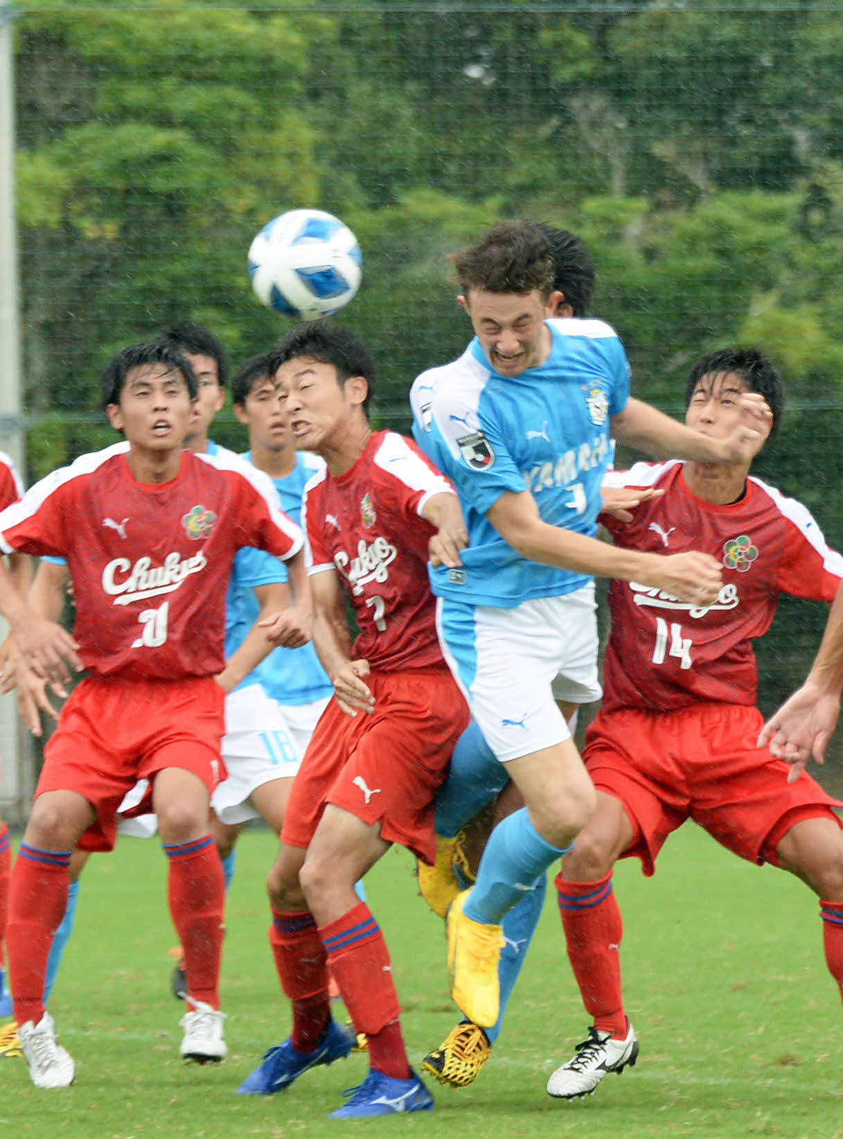 前半26分、ヘディングで追加点を決める磐田U－18DFパティソン（右から2人目）