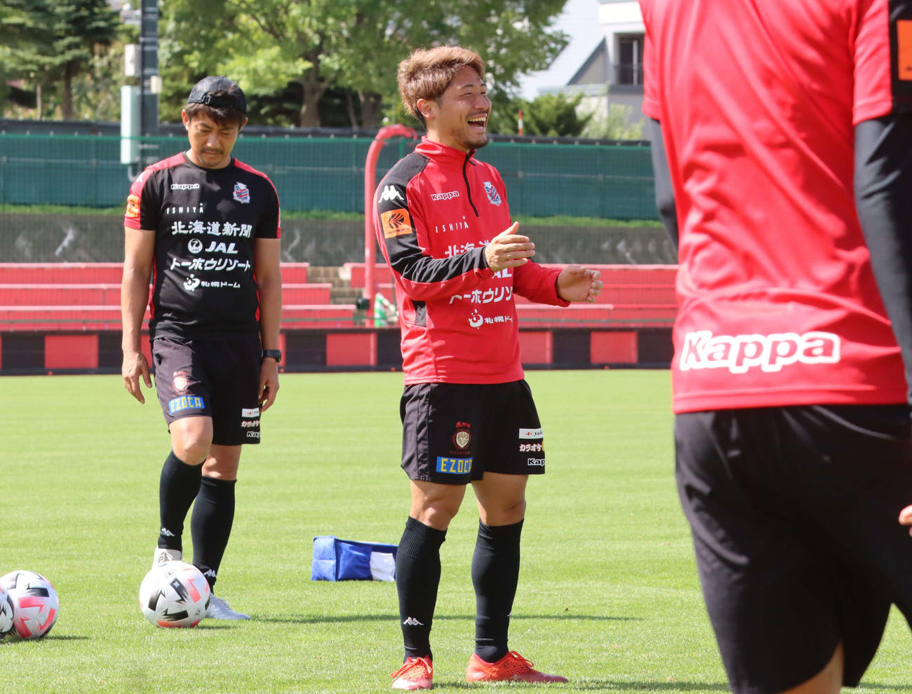 全体練習に合流した札幌MF白井（中央）（撮影・保坂果那）
