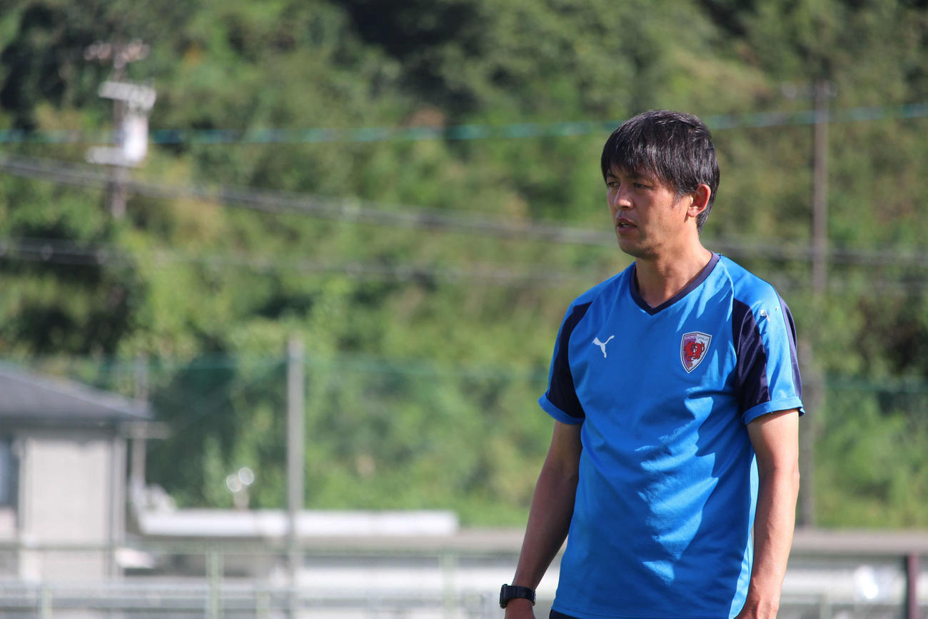 練習を見守る京都の実好監督（京都サンガFC提供）