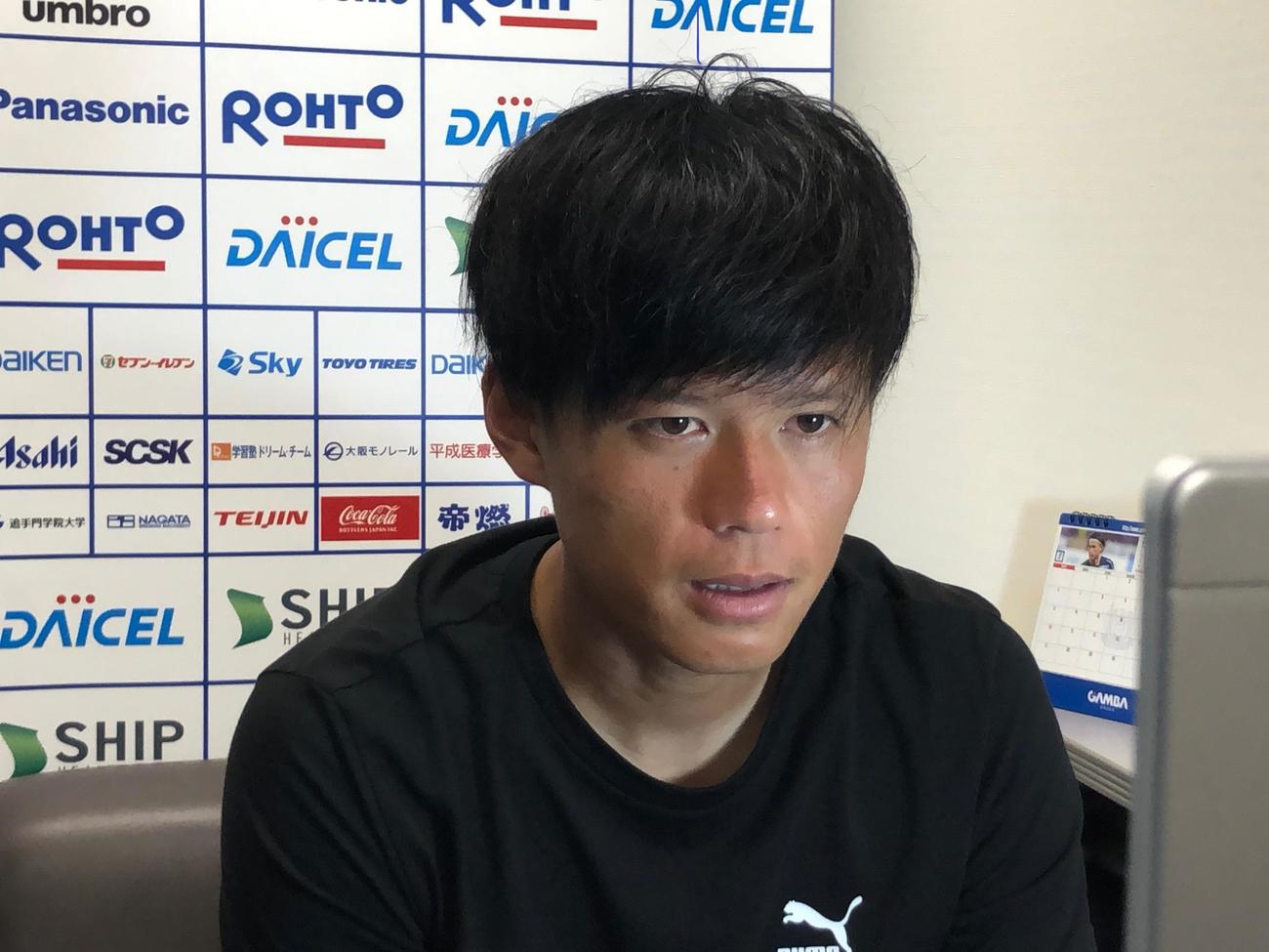 取材対応するG大阪MF小野瀬（C）GAMBA OSAKA