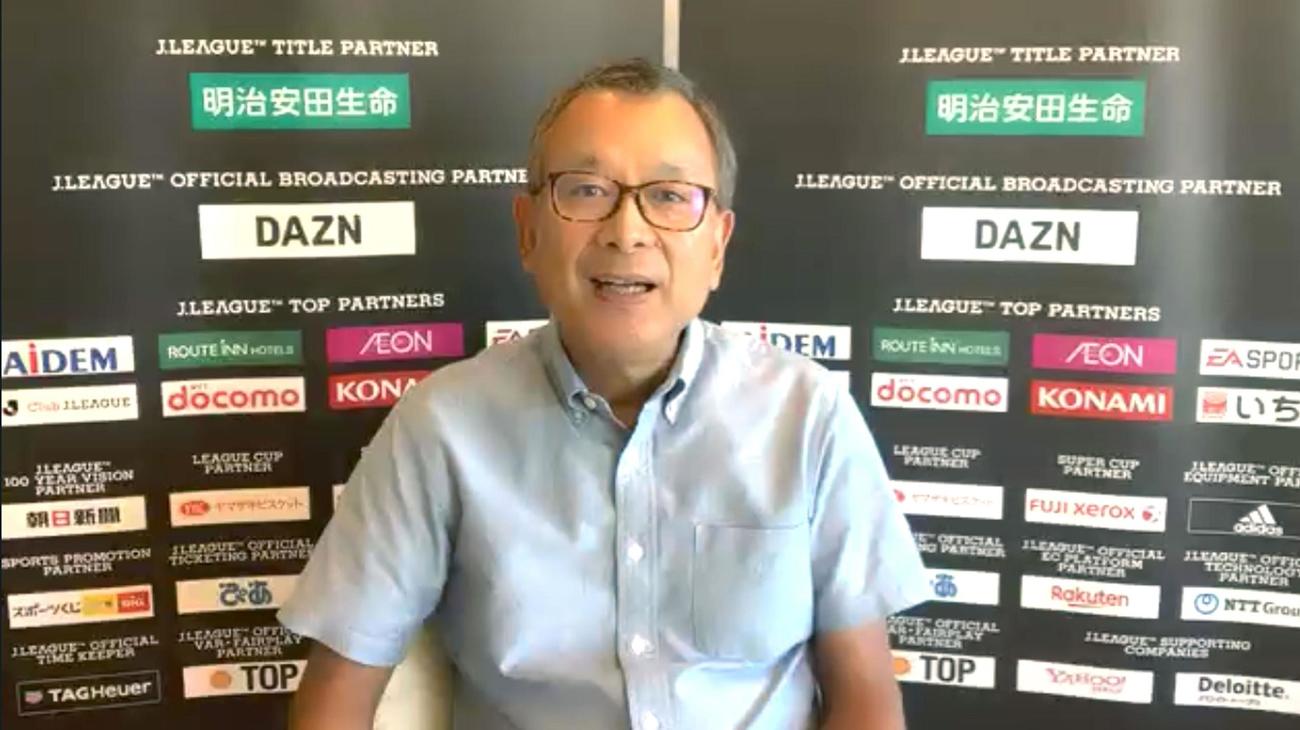 オンラインで記者会見するJリーグの村井満チェアマン（共同）