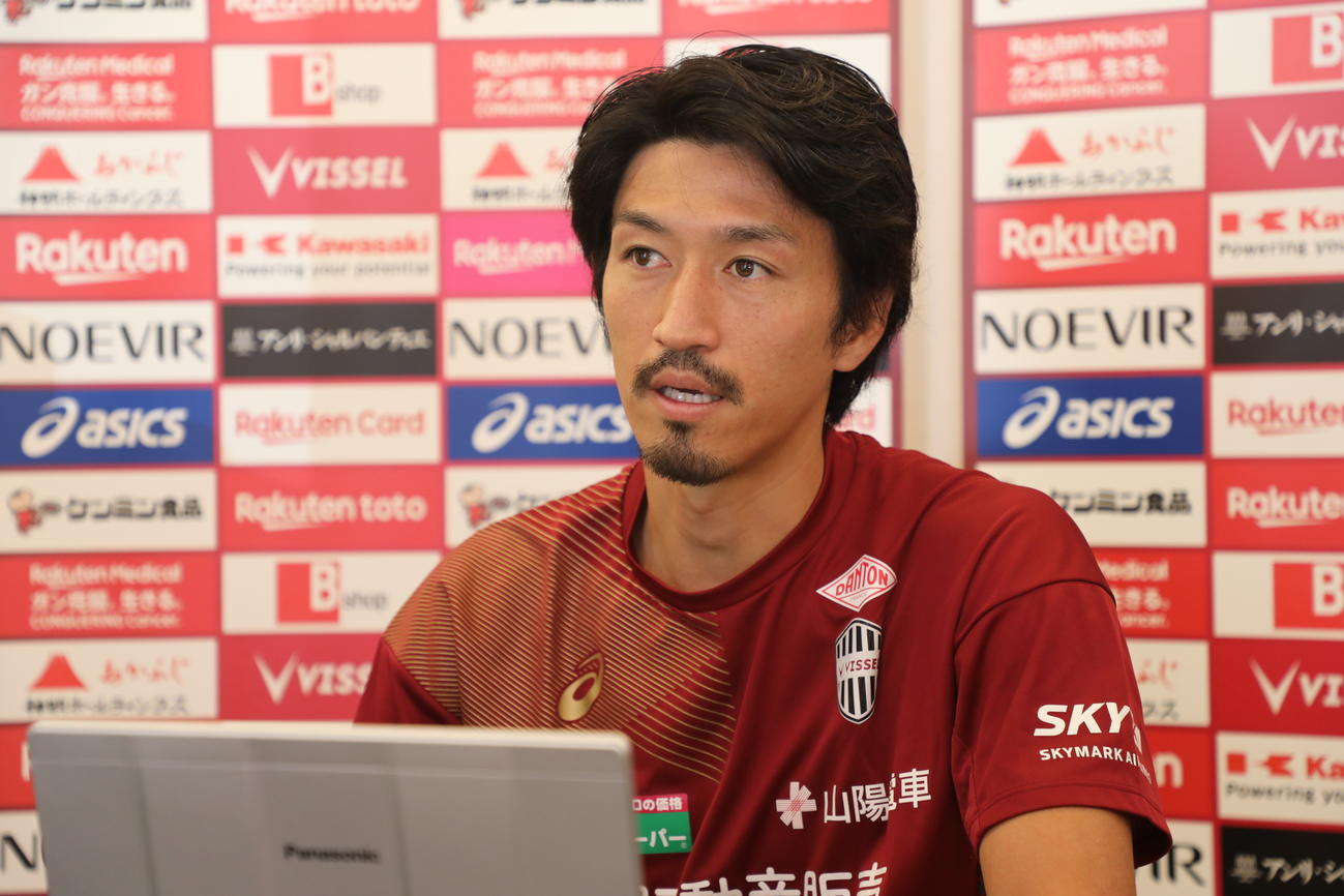 取材に応じる神戸DF渡部（C）VISSELKOBE