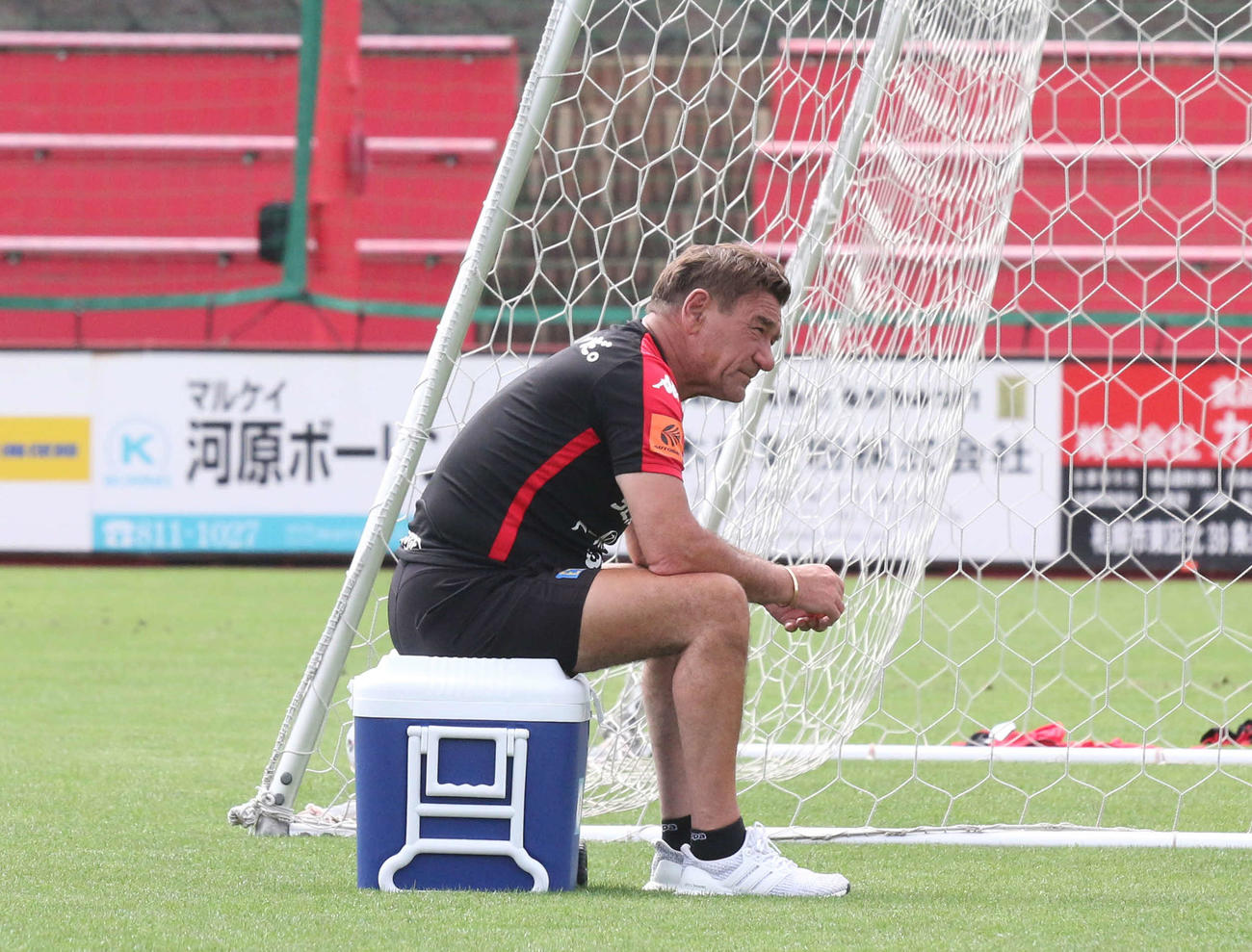 練習を見つめる札幌ペトロビッチ監督（撮影・浅水友輝）