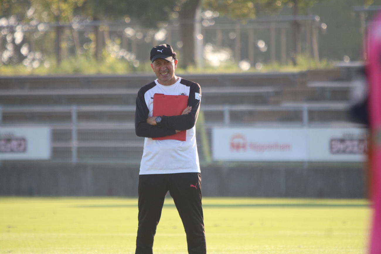 練習を見守るC大阪ロティーナ監督（C）CEREZO　OSAKA