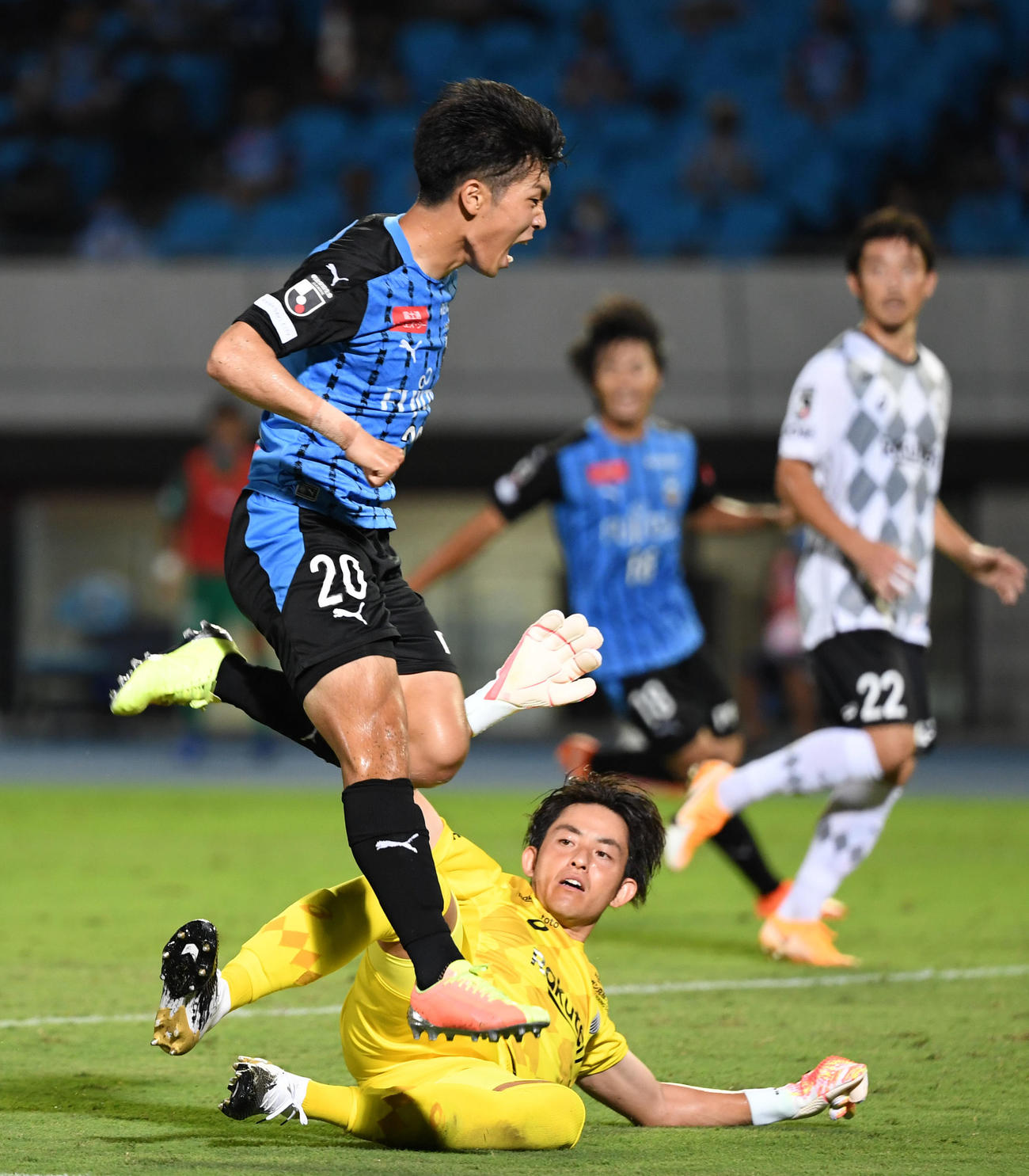 川崎F対神戸　後半、ゴールを決め雄たけびをあげる川崎F・FW宮代（撮影・横山健太）