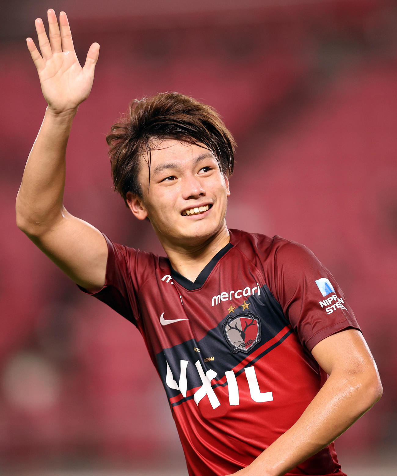 鹿島対仙台　試合終了後、サポーターにあいさつする鹿島FW上田（撮影・狩俣裕三）