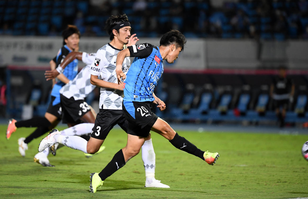 川崎F対神戸　後半、ゴールを決める川崎F・FW宮代（撮影・横山健太）