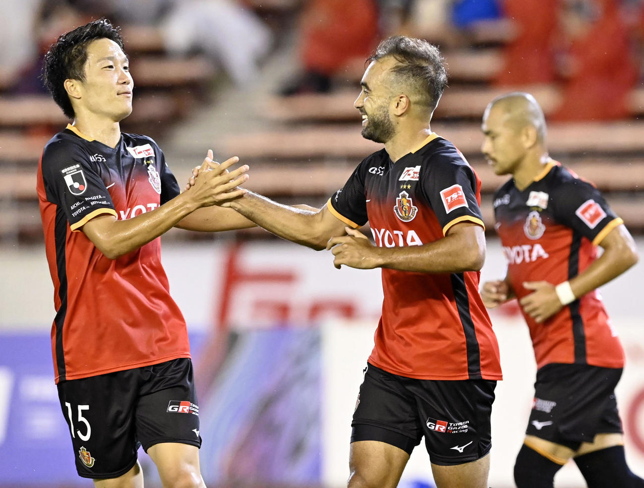 前半、ゴールを決め稲垣（左）に祝福される名古屋ガブリエル・シャビエル（共同）