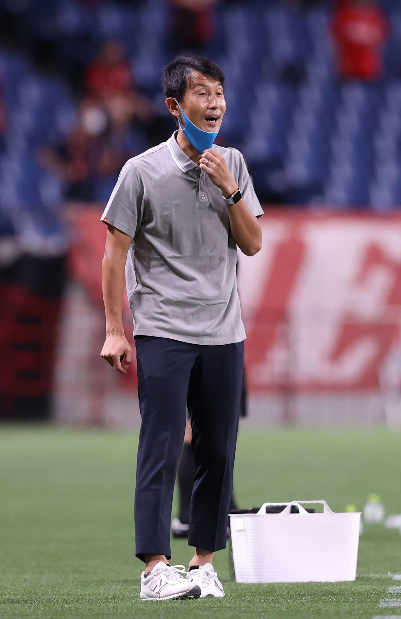 浦和対鳥栖　前半、ベンチ前から声を出す鳥栖金明輝監督（撮影・河野匠）