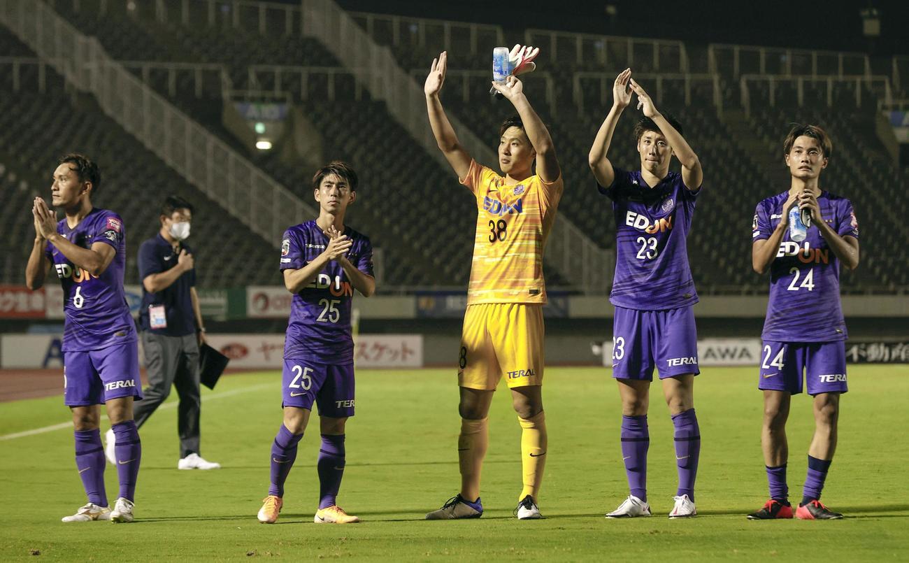 清水に大勝し、声援に応える広島イレブン（共同）