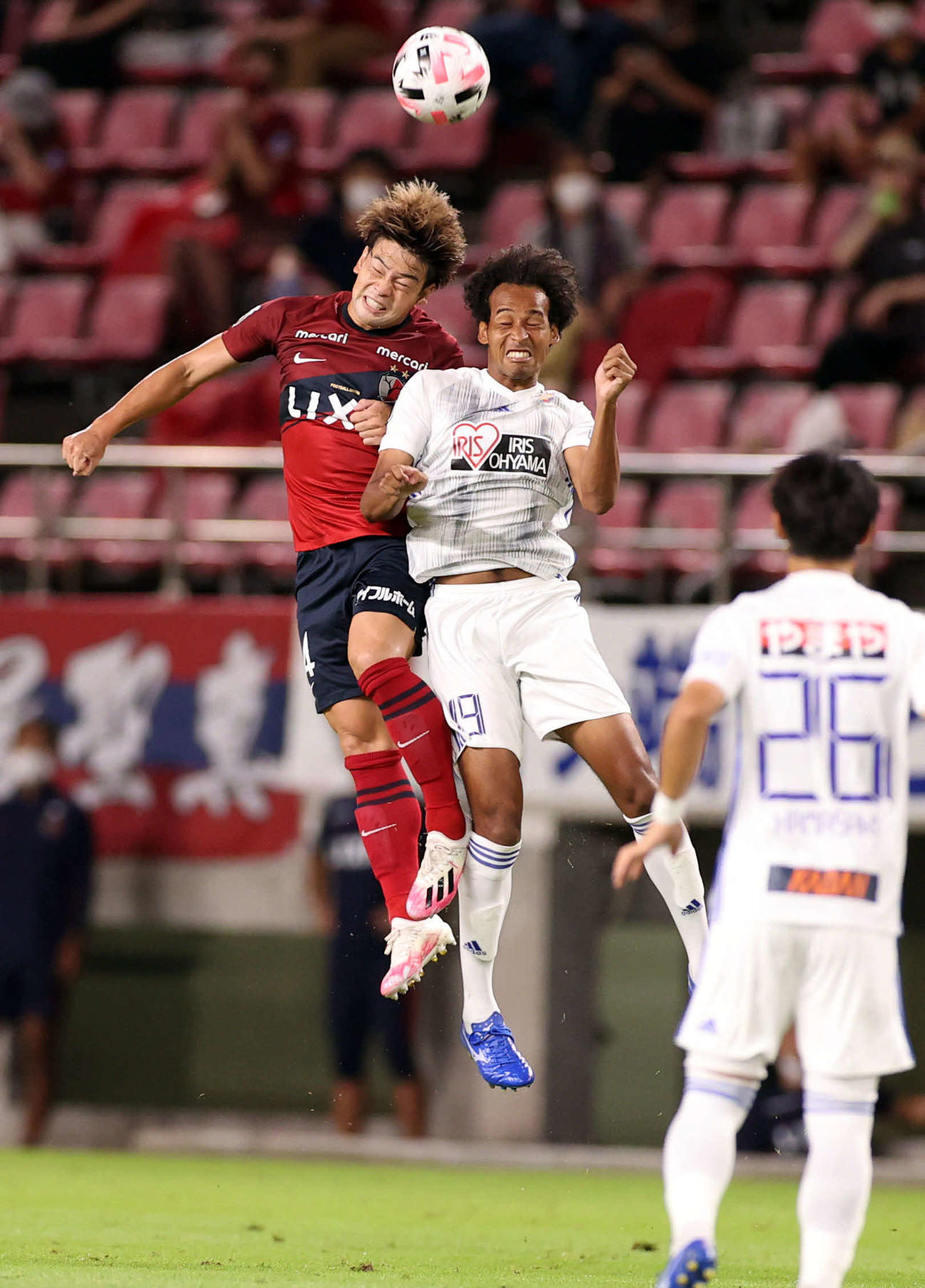 前半、激しく競り合う鹿島DF永戸（左）と仙台FWジェーメイン（撮影・狩俣裕三）