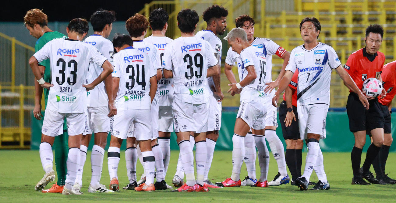 柏G対大阪　柏に敗れたG大阪選手たち。右端はMF遠藤（撮影・中島郁夫）