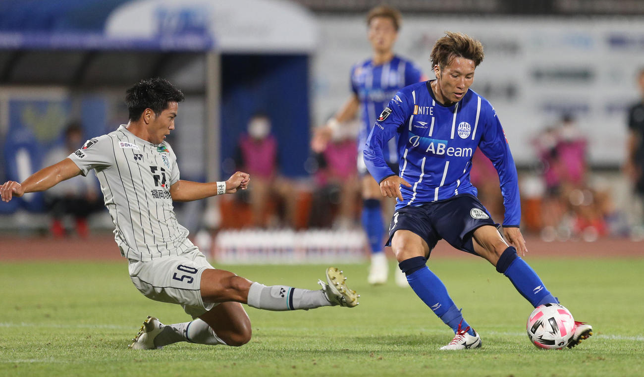 前半、シュートを放つ山形FW山岸（右）（撮影・野上伸悟）