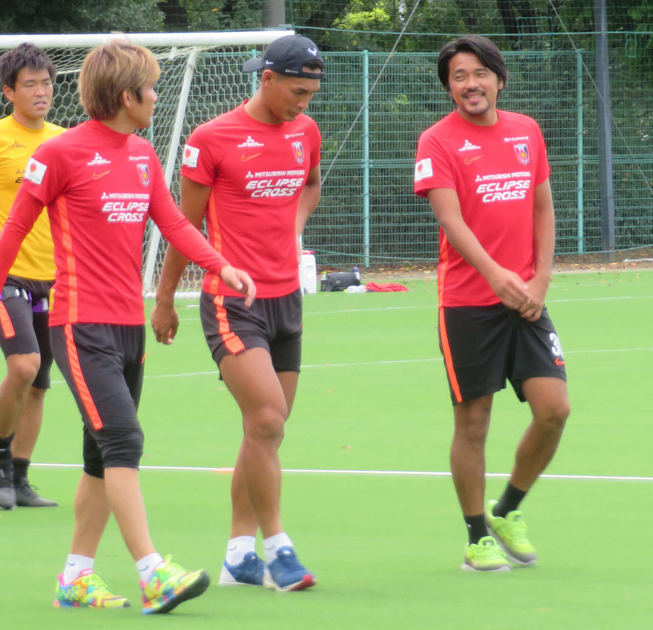 Jリーグ通算150得点を決めた浦和FW興梠（右端）は一夜明け、MF柏木（左端）、DF槙野（中央）と談笑しながらウオーキング