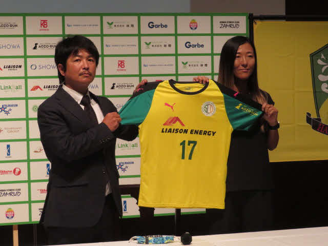 神奈川県2部の「はやぶさイレブン」にレンタル移籍で入団した永里優季（右）と宇野陽（あきら）代表