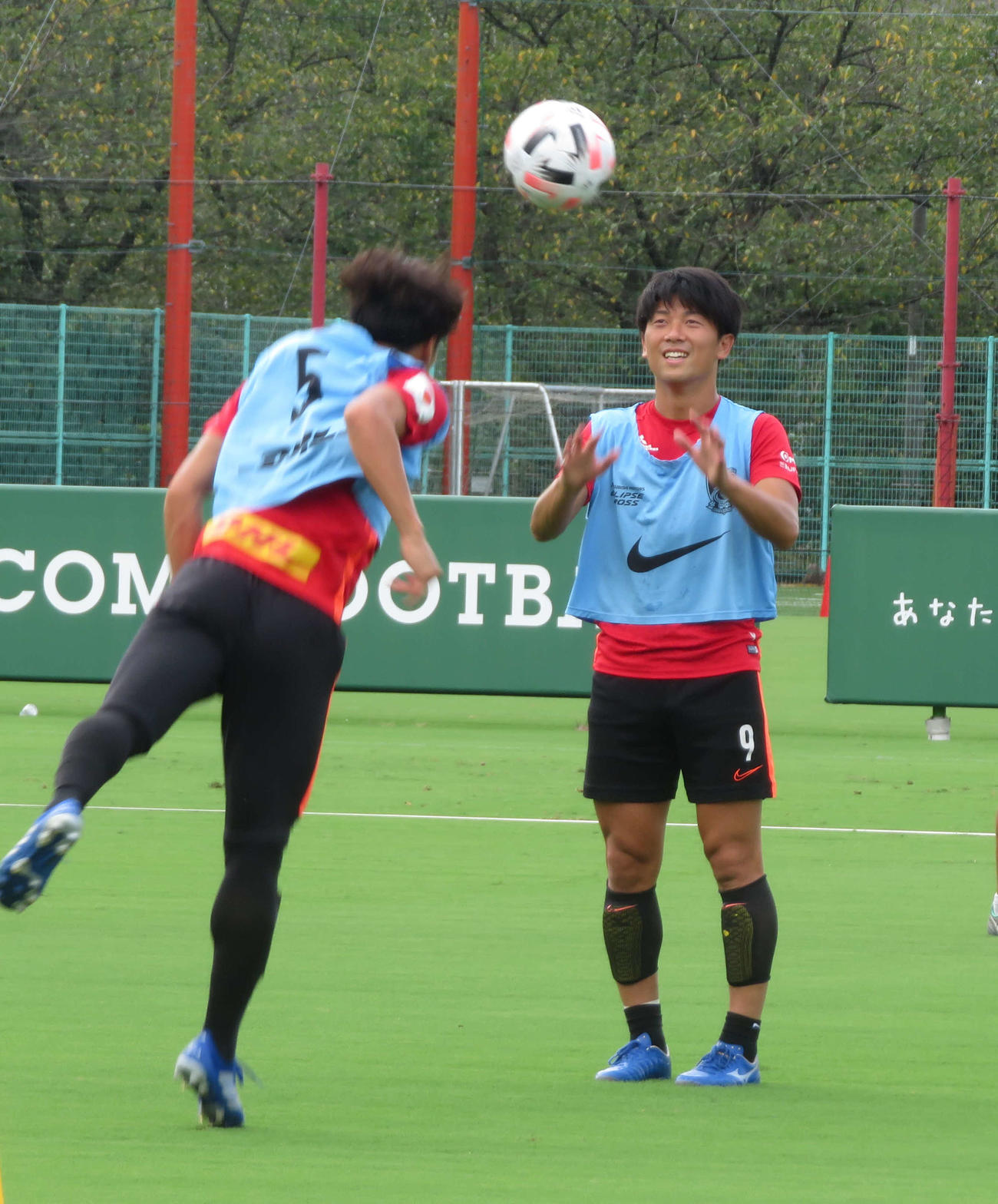 穏やかな表情で練習に参加した浦和FW武藤（右）