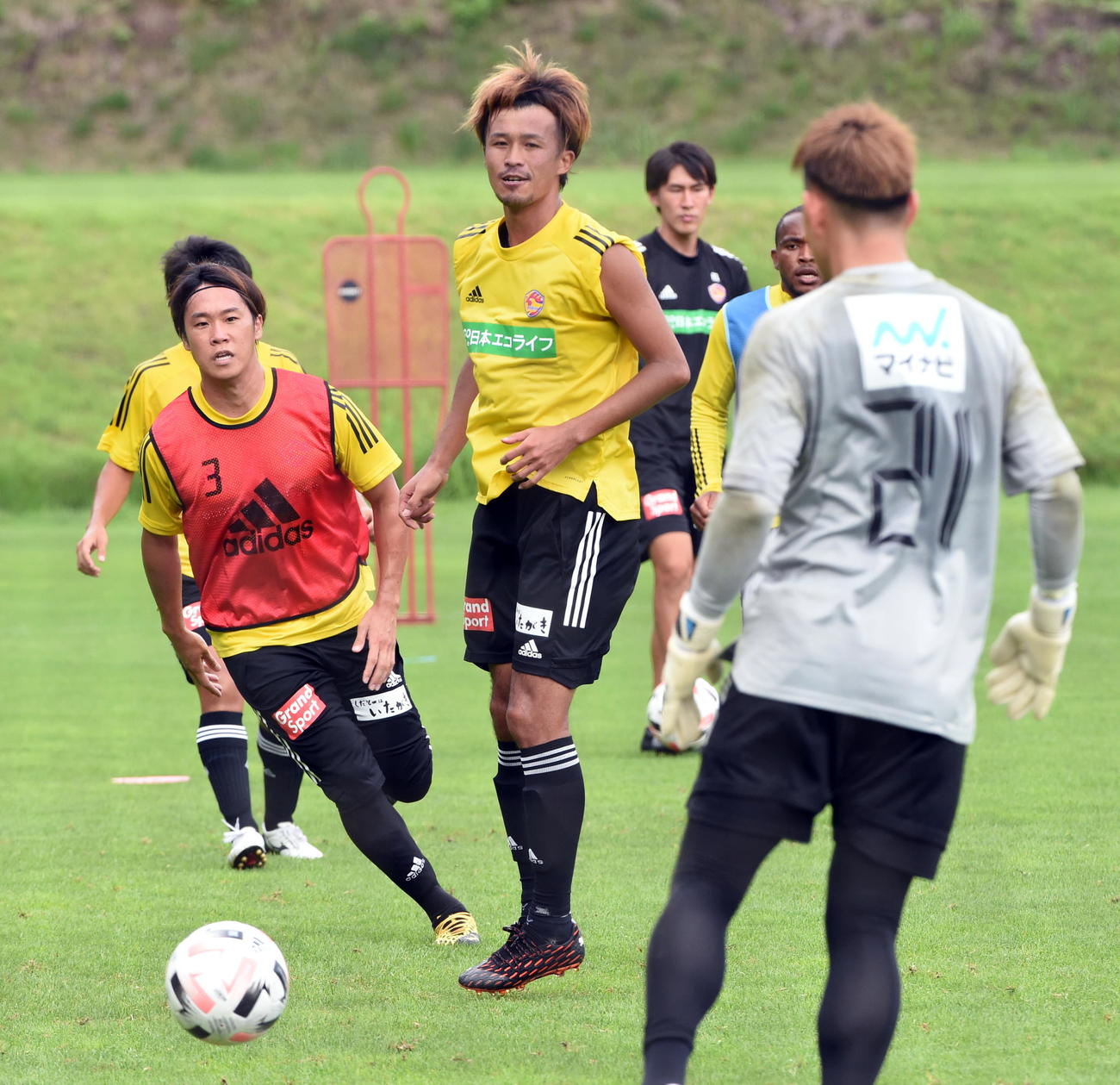 軽快に動く仙台DF平岡（中央）。左はMF石原（撮影・山田愛斗）