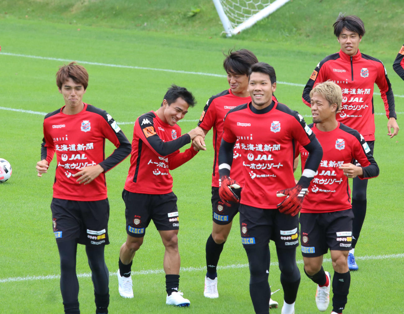 チームメートと楽しそうにランニングする札幌MFチャナティップ（左から2人目）（撮影・保坂果那）
