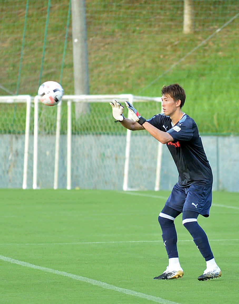 シュート練習でキャッチングする磐田GK杉本
