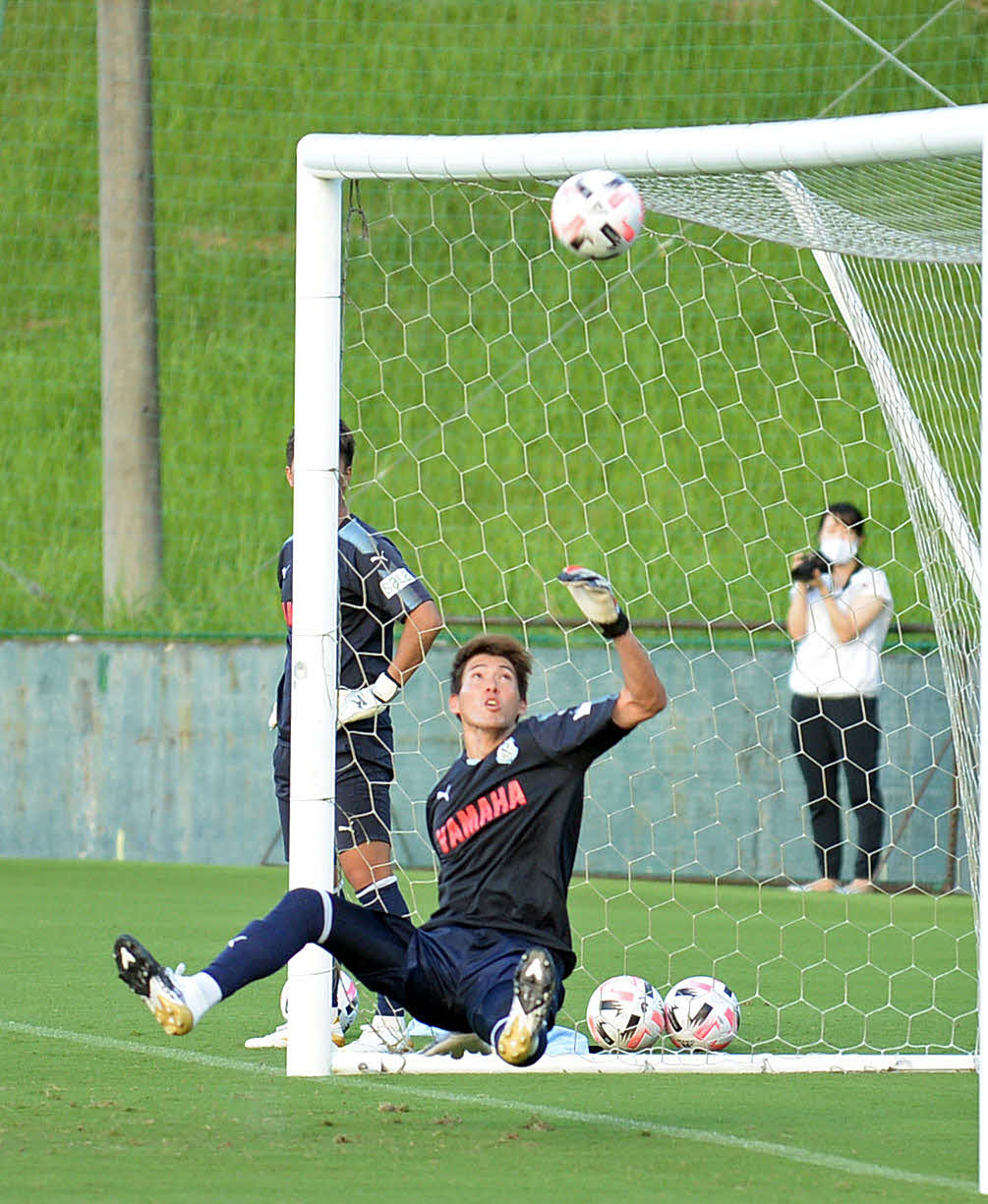 体勢を崩しながらも、シュートを止める磐田GK杉本