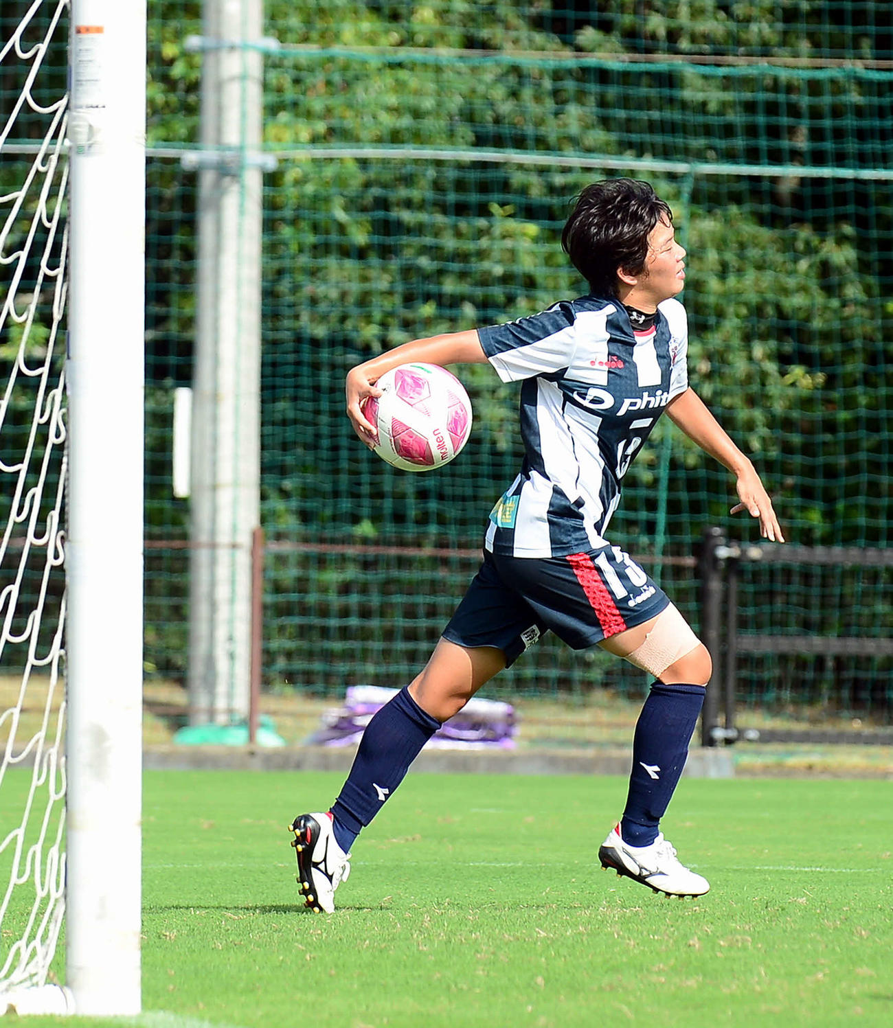 後半、ゴールを決めたMF高島は自らボールを拾い試合再開を急ぐ