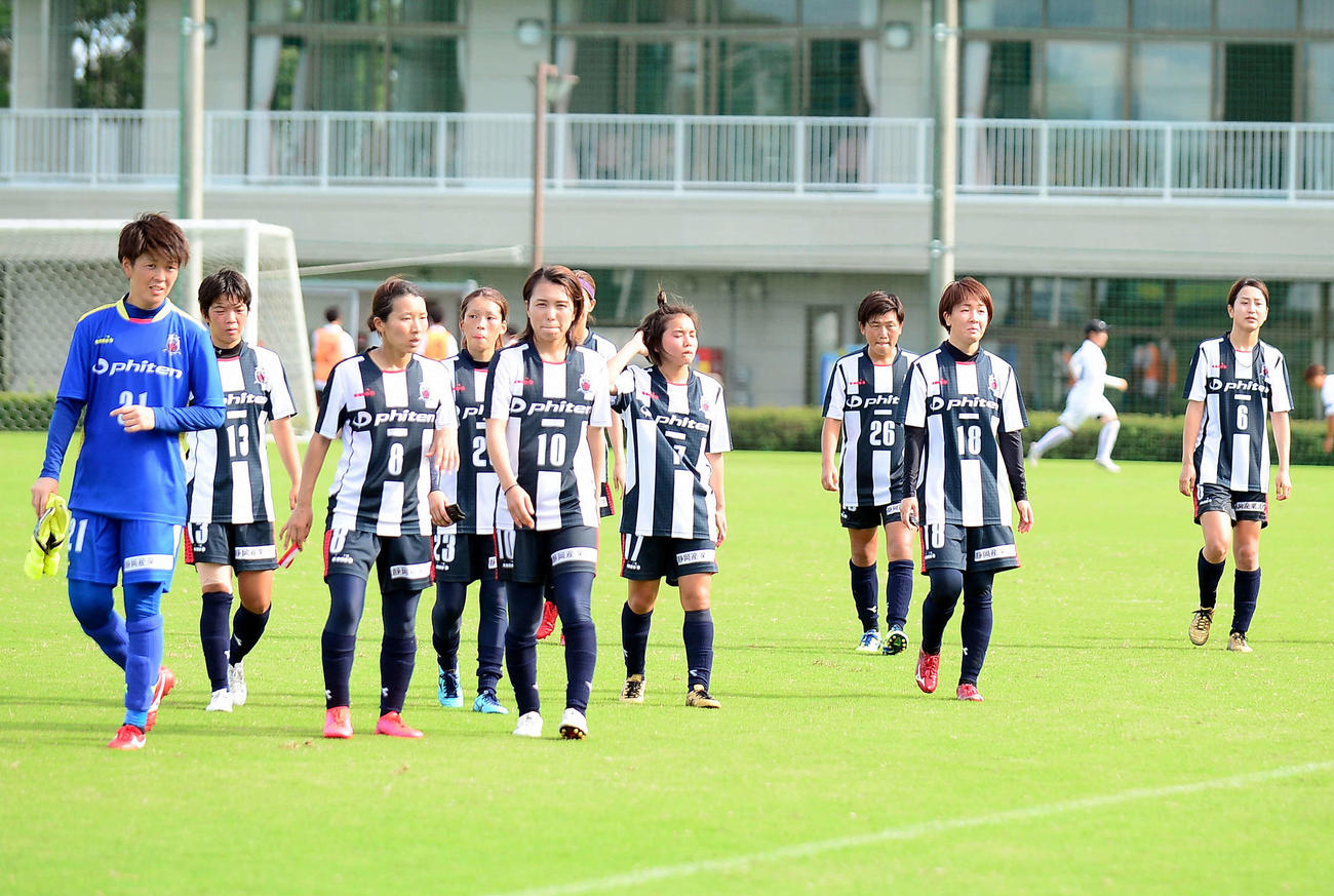 グラウンドを引き揚げる静岡SSUアスレジーナの選手たち