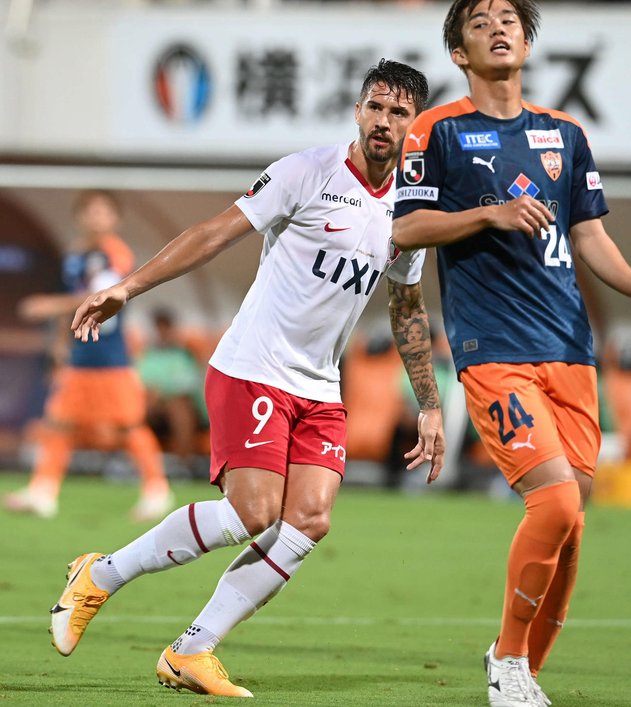 清水対鹿島　前半、ゴールを決める鹿島FWエヴェラウド。右は清水DF岡崎（撮影・山崎安昭）