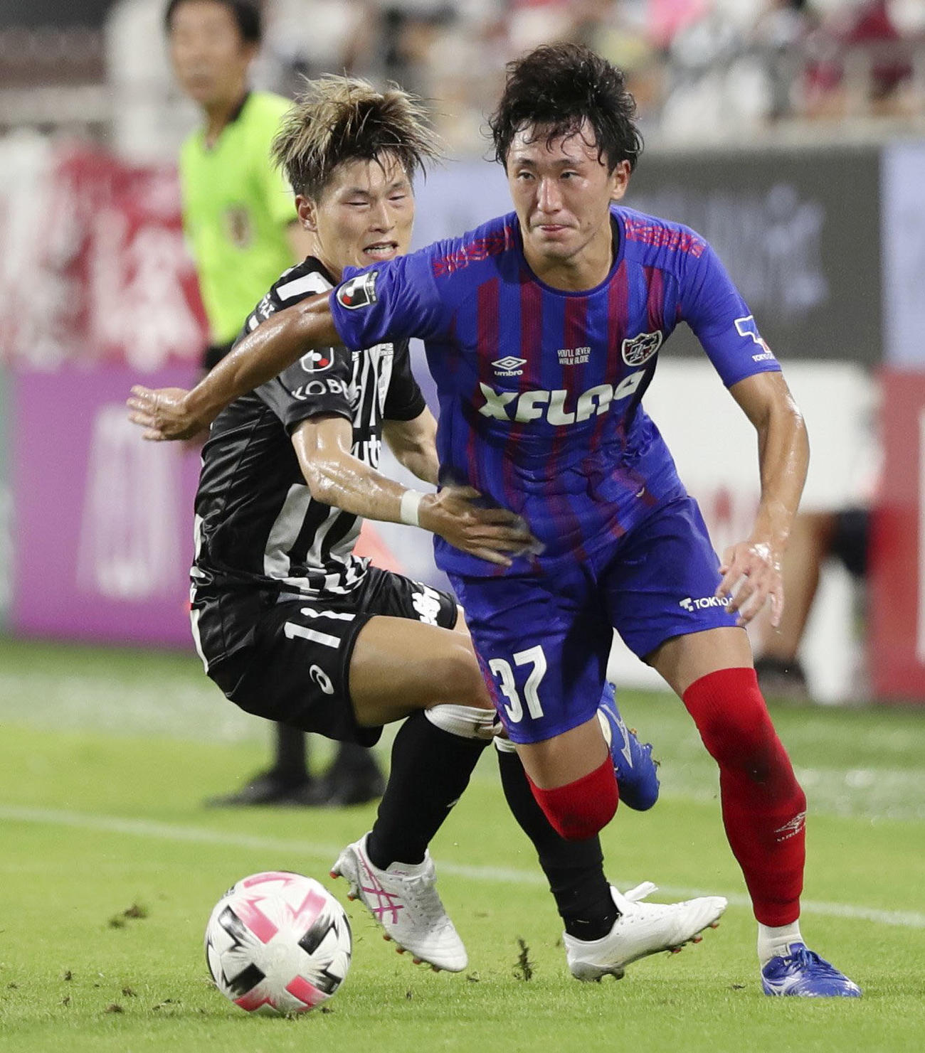 前半、競り合うFC東京・中村帆（右）と神戸・古橋（共同）