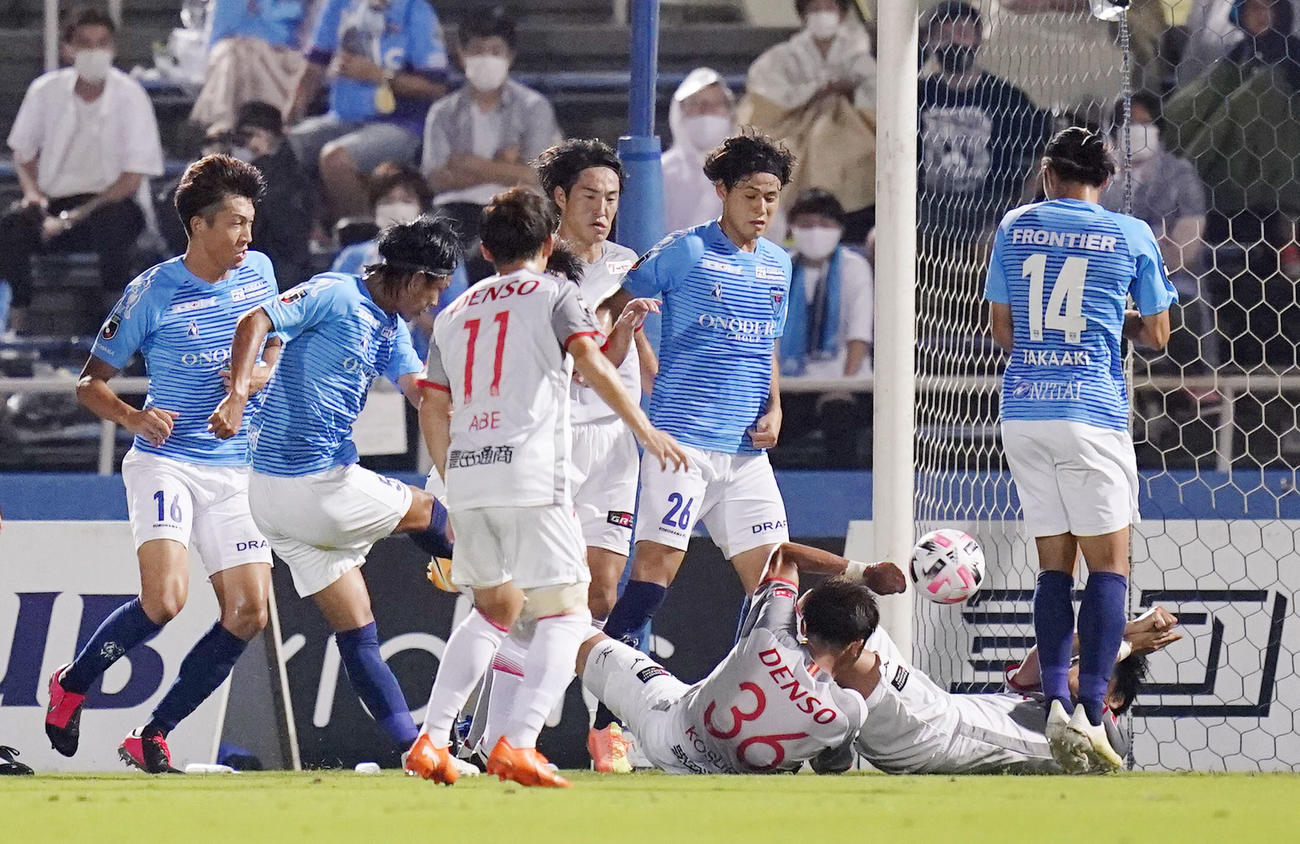 横浜FC―名古屋　前半、チーム2点目のゴールを決める横浜FC・田代（共同）