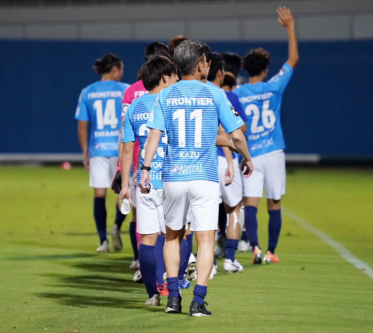 横浜FC対名古屋　試合後、場内1周する横浜FC・FWカズ（撮影・江口和貴）