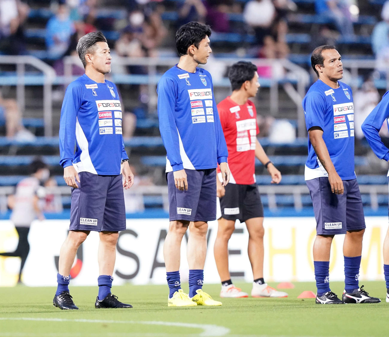 横浜FC対名古屋　練習開始前、あいさつする横浜FC・FWカズ（左）（撮影・江口和貴）