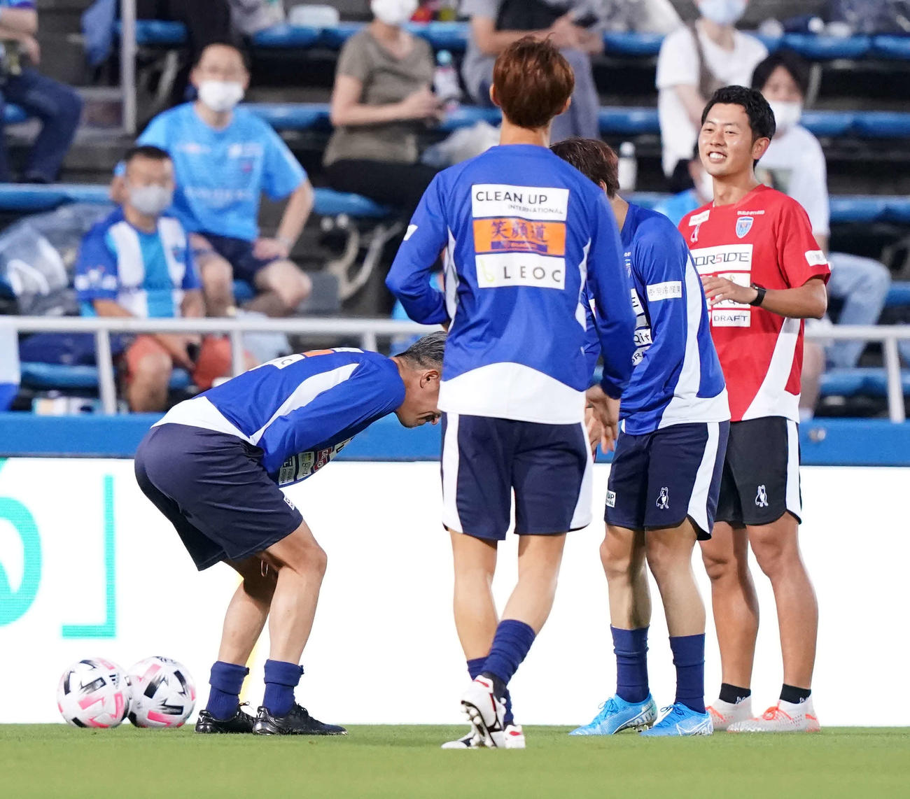 横浜FC対名古屋　試合前、控え組の練習でパス回しでボールが下腹部に当たる横浜FC・FWカズ（左）（撮影・江口和貴）