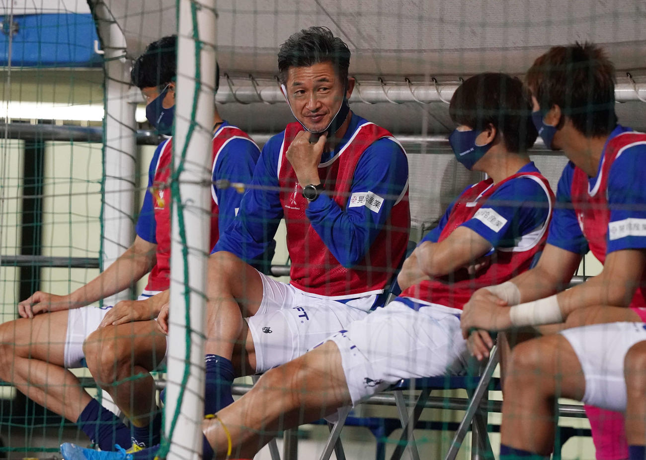 横浜FC対名古屋　前半、ベンチで水分補給した横浜FC・FWカズ（撮影・江口和貴）