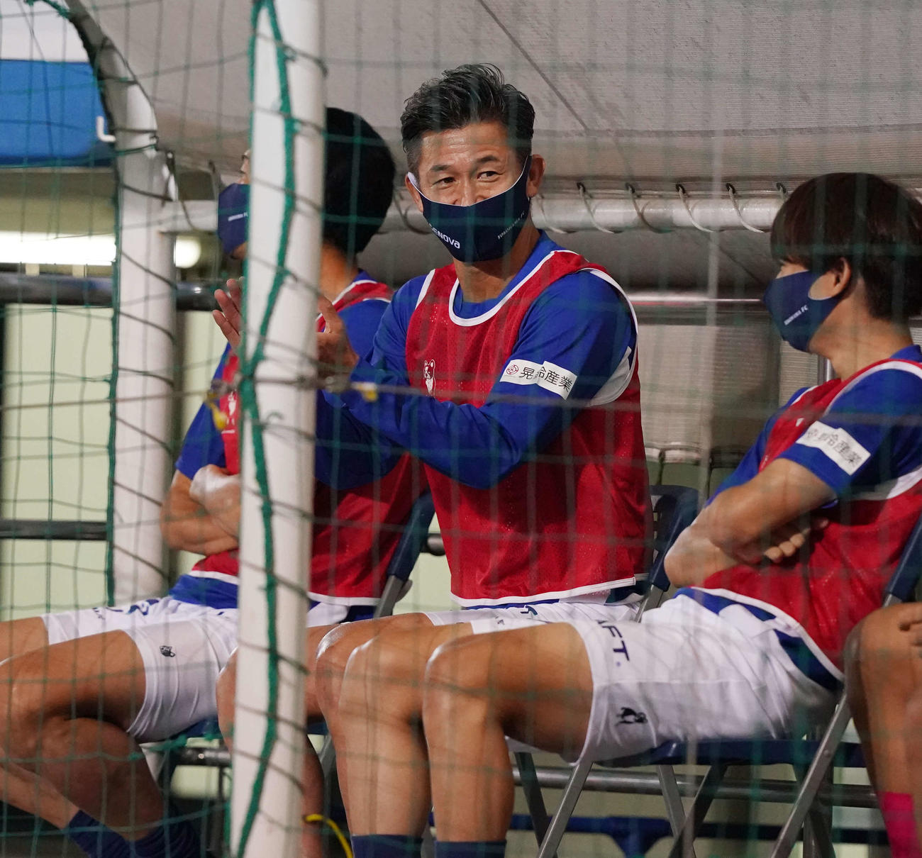 横浜FC対名古屋　前半、横浜FC・DF田代が勝ち越しゴールを決め拍手するFWカズ（撮影・江口和貴）