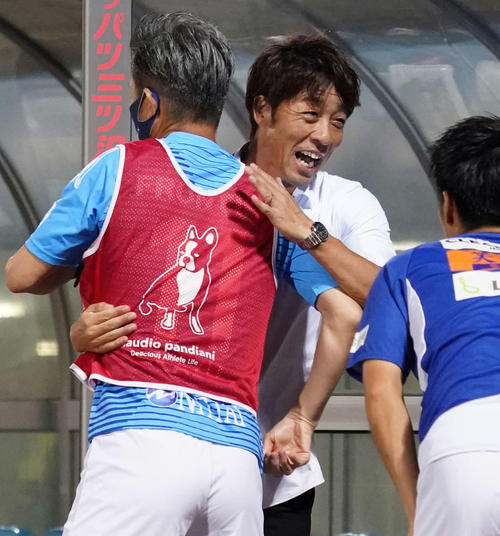 横浜FC対名古屋　試合後、横浜FC・FWカズ（左）と勝利を喜ぶ下平監督（撮影・江口和貴）