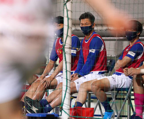 横浜FC対名古屋　前半、ベンチから戦況を見つめる横浜FC・FWカズ（撮影・江口和貴）
