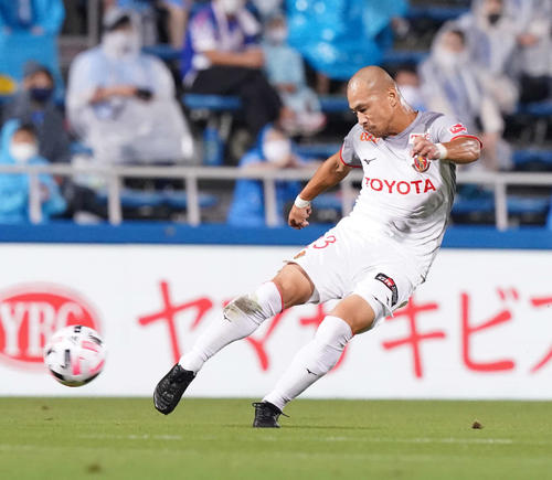 横浜FC対名古屋　前半、先制ゴールを決める名古屋DF吉田（撮影・江口和貴）