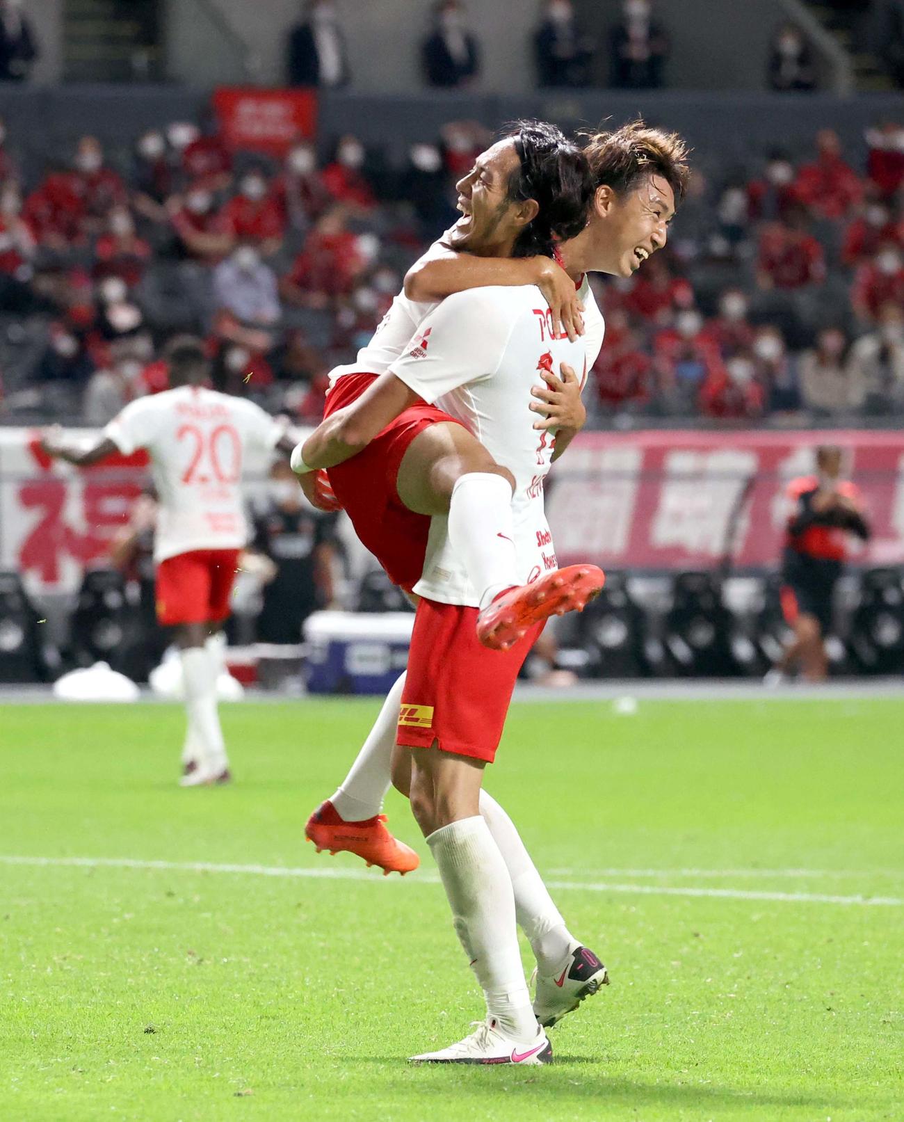札幌対浦和　試合終了間際、ゴールを決め抱き合って喜び合う浦和FW杉本とMF柴戸（左）（撮影・佐藤翔太）