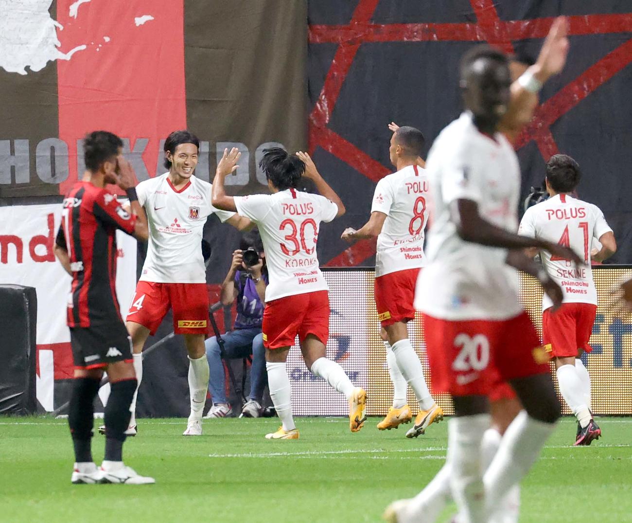 札幌対浦和　前半20分、2点目ゴールを決め笑顔の浦和FW杉本（左奥）（撮影・佐藤翔太）