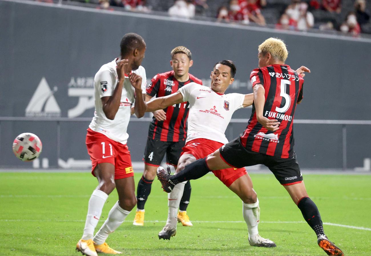 札幌対浦和　後半30分、ゴールを決める浦和DF槙野（撮影・佐藤翔太）