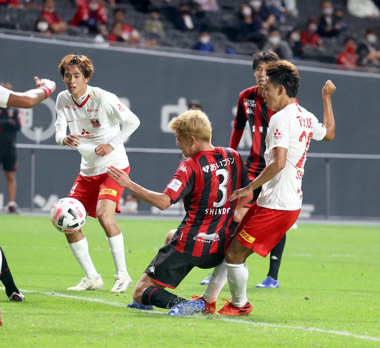 札幌対浦和　試合終了間際、ゴールを決める浦和MF柴戸（右）（撮影・佐藤翔太）