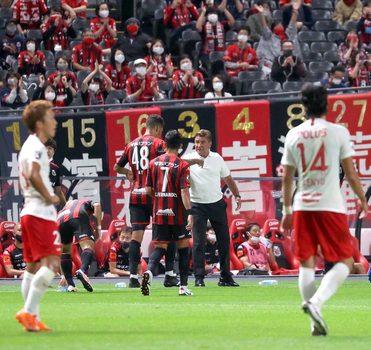 札幌対浦和　前半35分、同点ゴールを決めた札幌FWジェイを出迎えるペトロビッチ監督（中央右）（撮影・佐藤翔太）