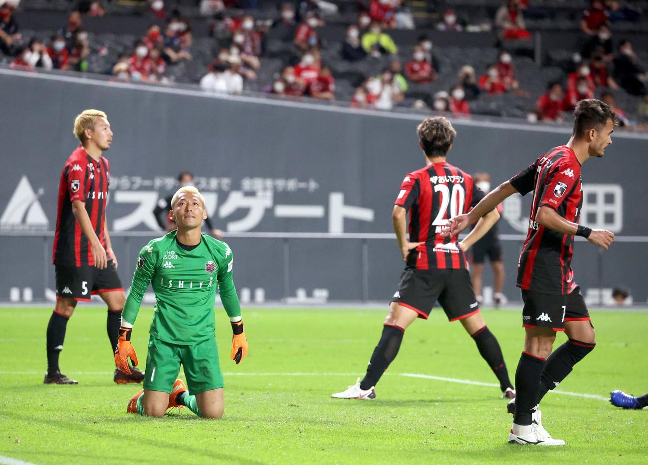 札幌対浦和　試合終了間際、ゴールを決められがっかりする札幌イレブン（撮影・佐藤翔太）