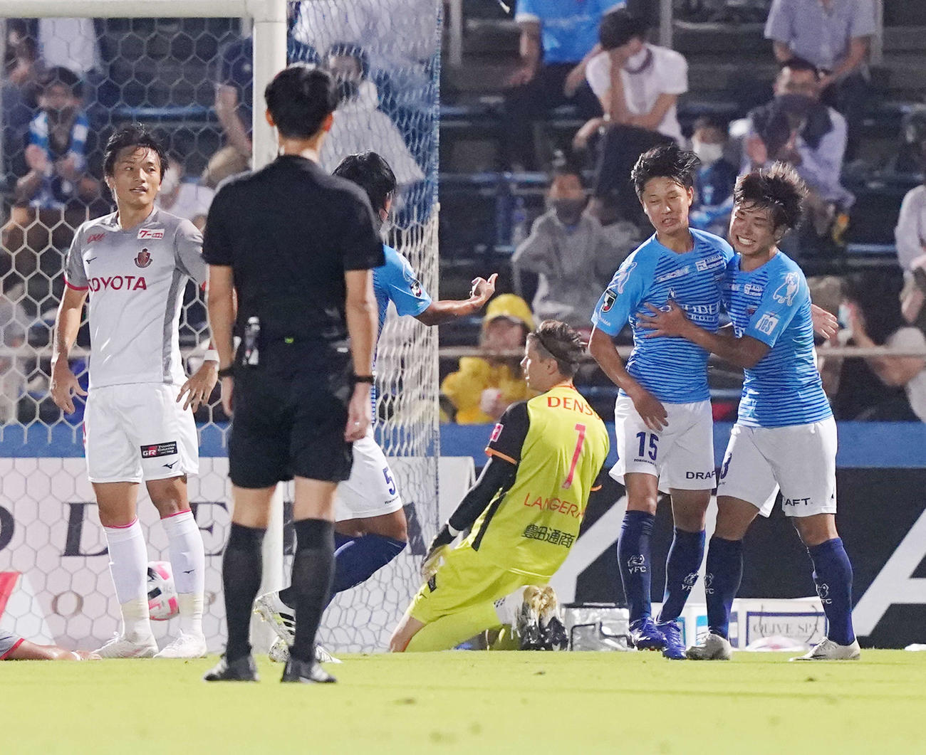 横浜FC対名古屋　前半、同点ゴールを決めた横浜FC・FW斎藤（右から2人目）。右端は同FW斉藤（撮影・江口和貴）