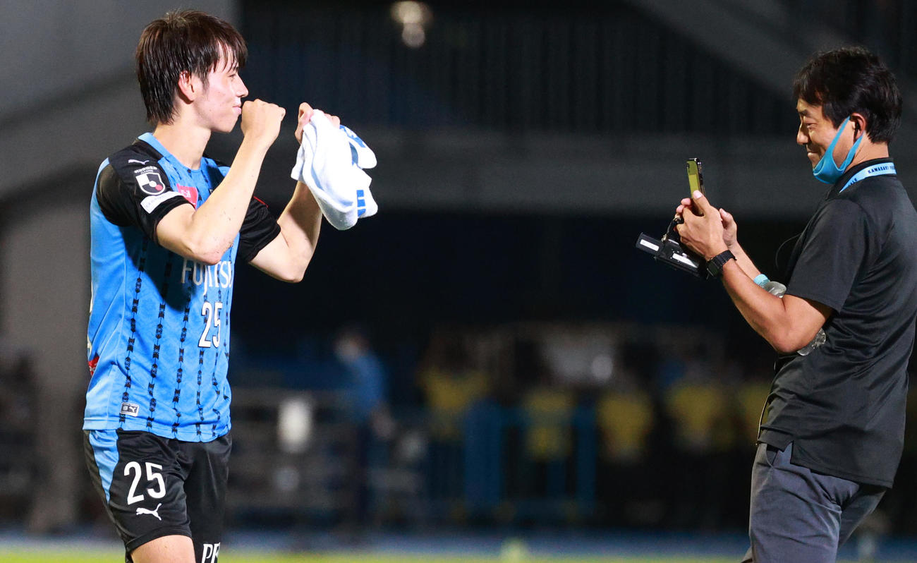 川崎F対広島　試合後、クラブのカメラにガッツポーズする川崎F・MF田中（撮影・中島郁夫）