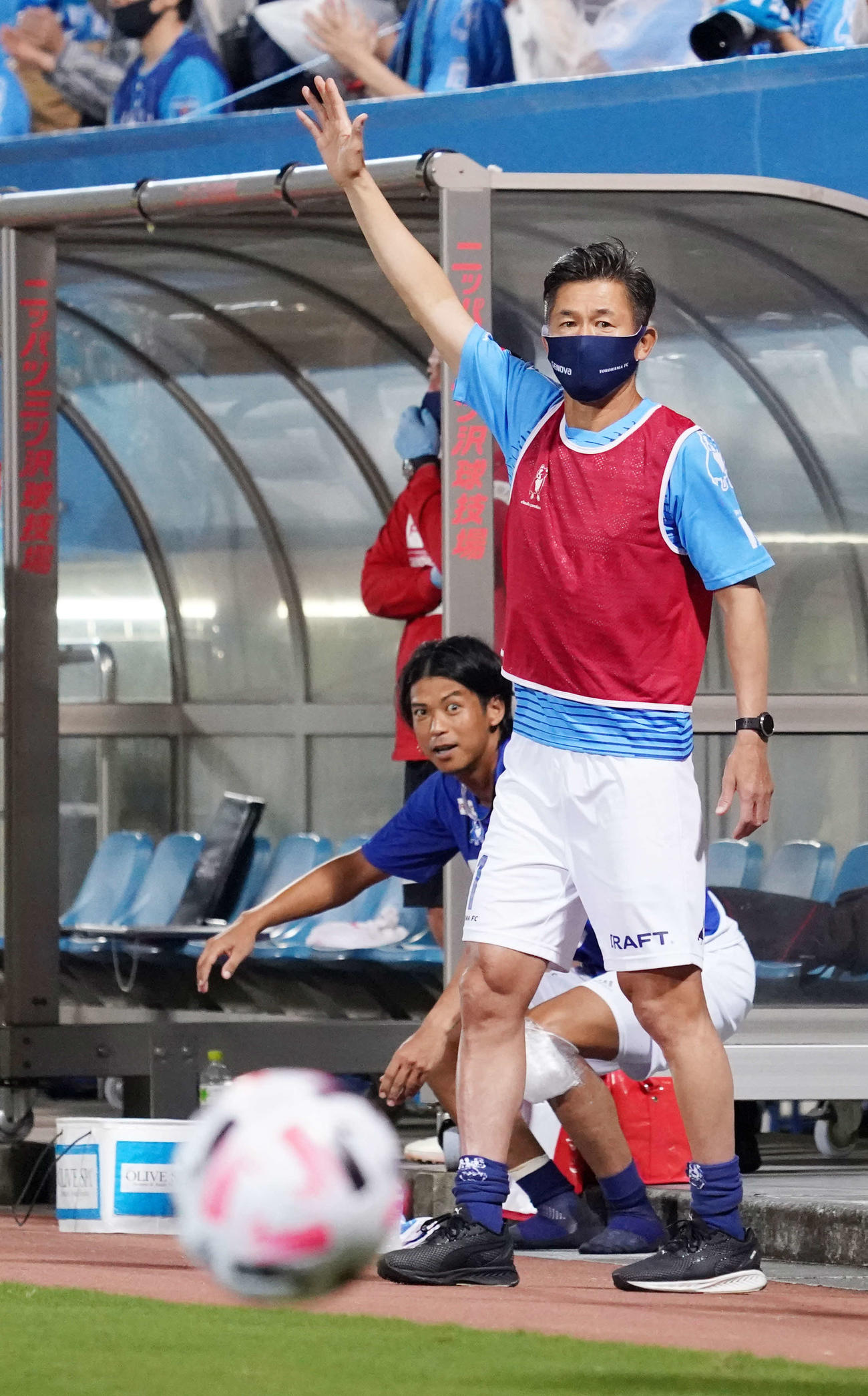 横浜FC対名古屋　後半、マイボールをアピールする横浜FC・FWカズ（撮影・江口和貴）